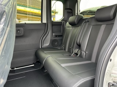 新型N-BOX(ホンダ)届出済未使用車 後席から見た前席