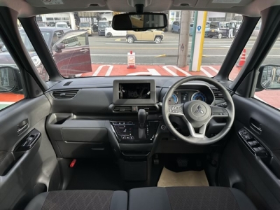 eKクロススペース(三菱)ディーラ-試乗車 後席から見た前席