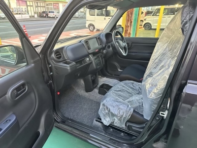 アルト(スズキ)ディーラ-試乗車 後席から見た前席