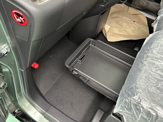 デリカミニ(三菱)新車見本展示有 19
