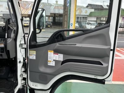キャンター(三菱)ディーラ-試乗車 内外装写真他２