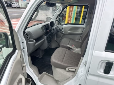 エブリイバン(スズキ)ディーラ-試乗車 後席から見た前席