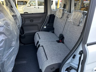 新型スペーシア(スズキ)新車見本展示有 後席内装