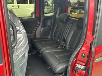 N-BOXカスタム(ホンダ)届出済未使用車 後席内装