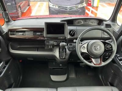 N-BOXカスタム(ホンダ)届出済未使用車 後席から見た前席