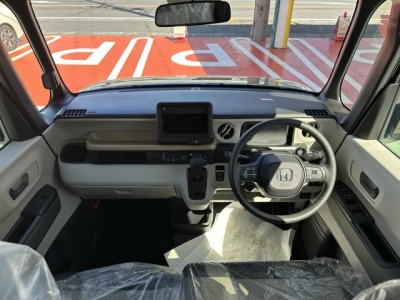新型N-BOX(ホンダ)届出済未使用車 後席から見た前席