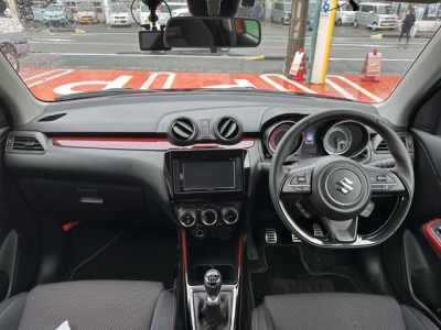 スイフトスポーツ(スズキ)中古車 後席から見た前席