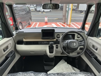 新型N-BOX(ホンダ)届出済未使用車 後席から見た前席