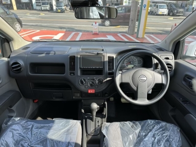 AD(ニッサン)中古車 後席から見た前席