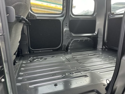 NV200バネットバン(ニッサン)レンタＵＰ 後席内装