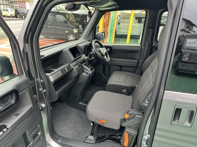 N-VAN(ホンダ)届出済未使用車 後席から見た前席