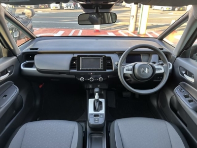 フィット(ホンダ)中古車 後席から見た前席