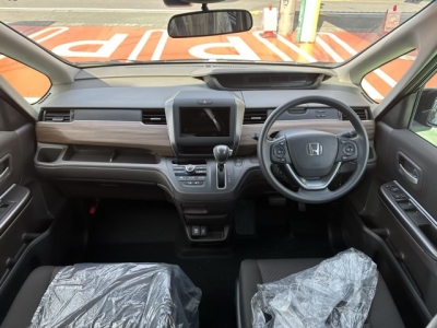 フリード(ホンダ)登録済未使用車 後席から見た前席