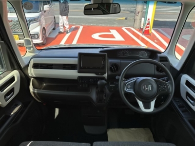 N-BOX(ホンダ)ディーラ-試乗車 後席から見た前席