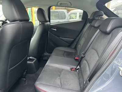 MAZDA2(マツダ)中古車 後席内装