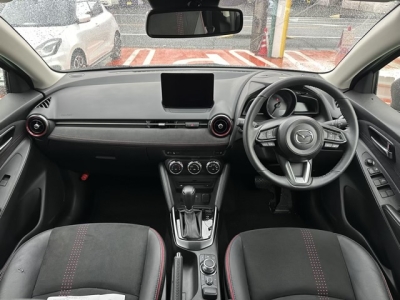 MAZDA2(マツダ)中古車 後席から見た前席