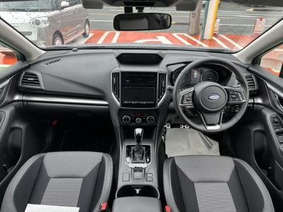 インプレッサスポーツ(スバル)中古車 後席から見た前席