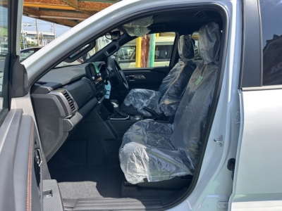 トライトン(三菱)新車見本展示無 前席内装