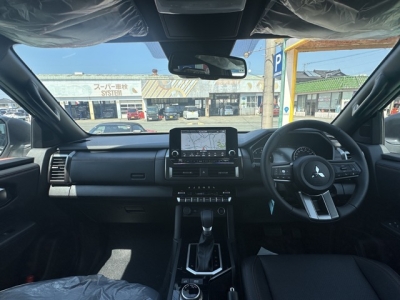 トライトン(三菱)新車見本展示無 後席から見た前席