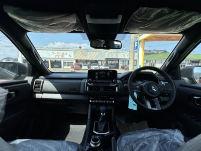 トライトン(三菱)新車見本展示無 後席から見た前席