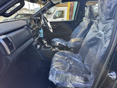 トライトン(三菱)新車見本展示無 前席内装