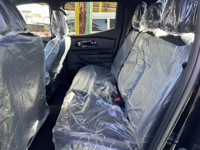 トライトン(三菱)新車見本展示無 後席内装