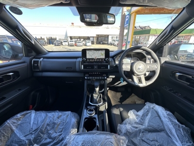 トライトン(三菱)新車見本展示無 後席から見た前席