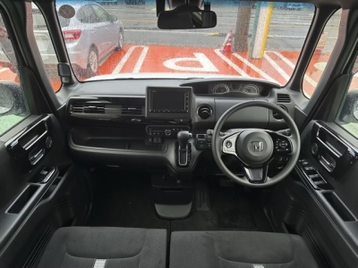 N-BOXカスタム(ホンダ)中古車 後席から見た前席
