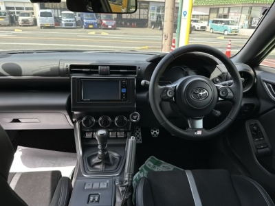 GR86(トヨタ)ディーラ-試乗車 後席から見た前席