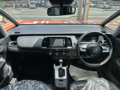 フィット(ホンダ)登録済未使用車 後席から見た前席