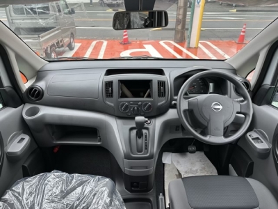 NV200バネットバン(ニッサン)中古車 後席から見た前席