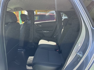 フィット(ホンダ)中古車 後席から見た前席