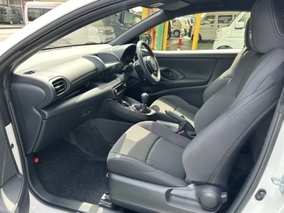 GRヤリス(トヨタ)中古車 後席から見た前席