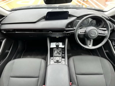 MAZDA3 セダン(マツダ)中古車 後席から見た前席