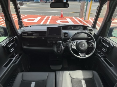 N-BOXカスタム(ホンダ)中古車 後席から見た前席