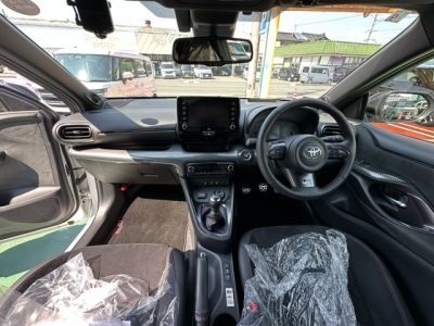 GRヤリス(トヨタ)中古車 後席から見た前席