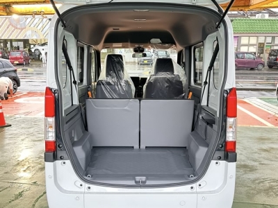 N-VAN(ホンダ)届出済未使用車 後席から見た前席