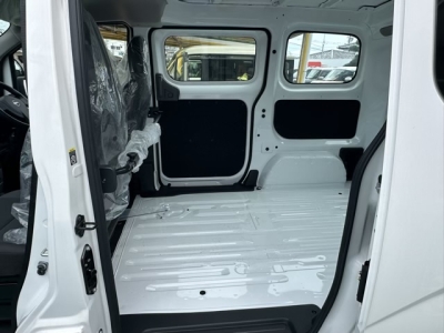 NV200バネットバン(ニッサン)登録済未使用車 後席内装