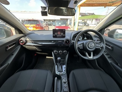 MAZDA2(マツダ)中古車 後席から見た前席