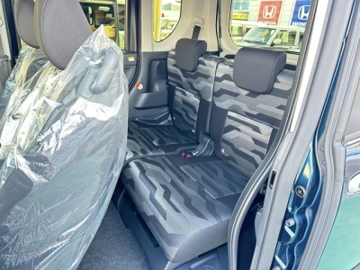 タントファンクロス(ダイハツ)届出済未使用車 後席から見た前席