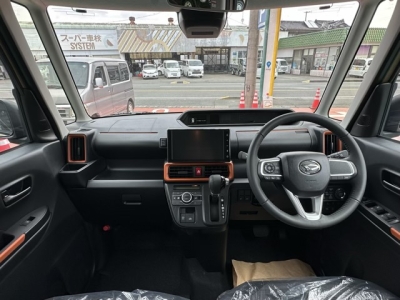タントファンクロス(ダイハツ)届出済未使用車 後席から見た前席