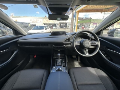 CX-30(マツダ)中古車 後席から見た前席