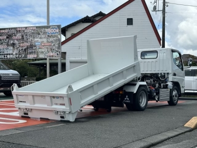 キャンター(三菱)レンタ登録済未使用車 後席内装