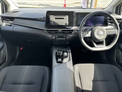 ノート(ニッサン)中古車 後席から見た前席