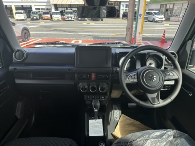 ジムニー(スズキ)届出済未使用車 後席から見た前席