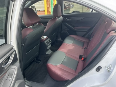 WRX S4(スバル)中古車 後席内装