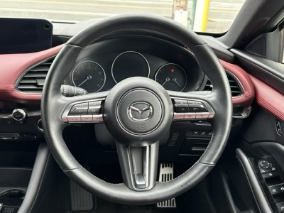 MAZDA3 ファストバック(マツダ)中古車 内外装写真