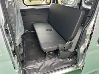 ハイゼットカーゴのOEM(ダイハツ)中古車 後席から見た前席