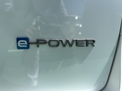 セレナ(ニッサン)新車見本展示有 内外装写真他２