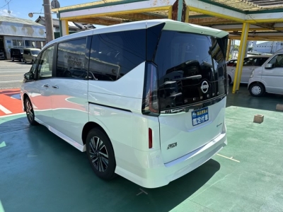 セレナ(ニッサン)新車見本展示有 後方